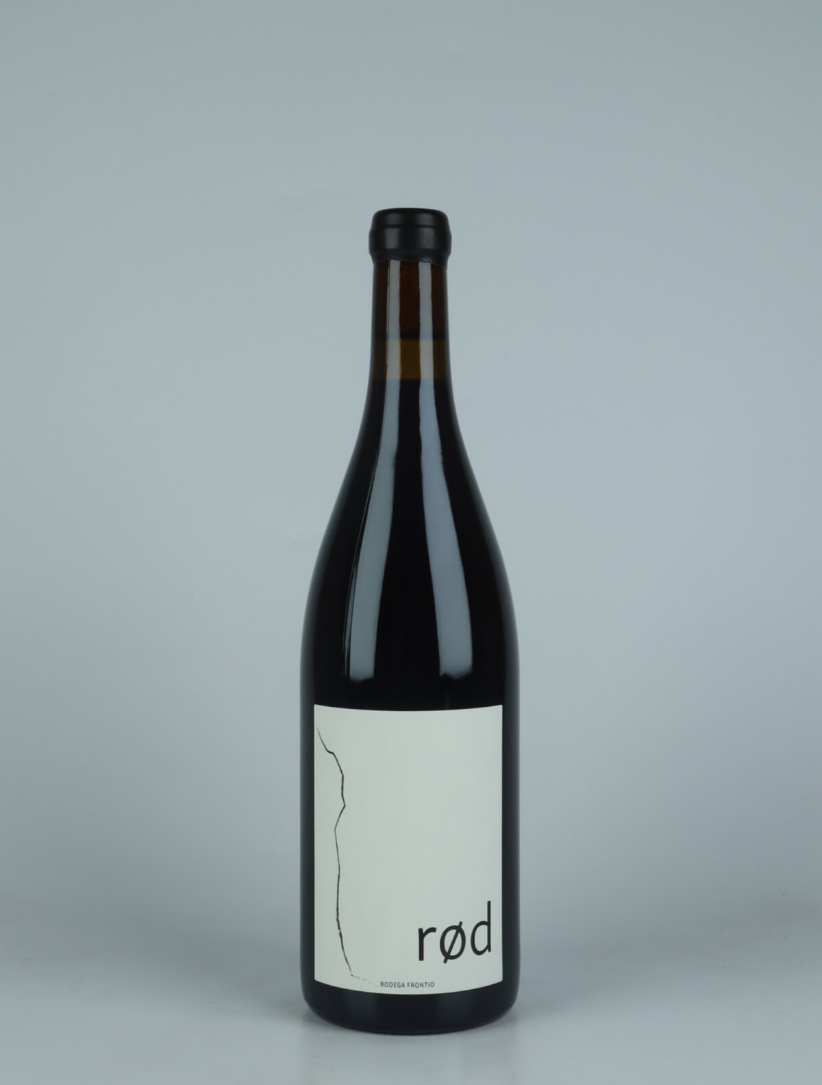 A bottle 2021 Rød Red wine from Bodega Frontio, Arribes in Spain