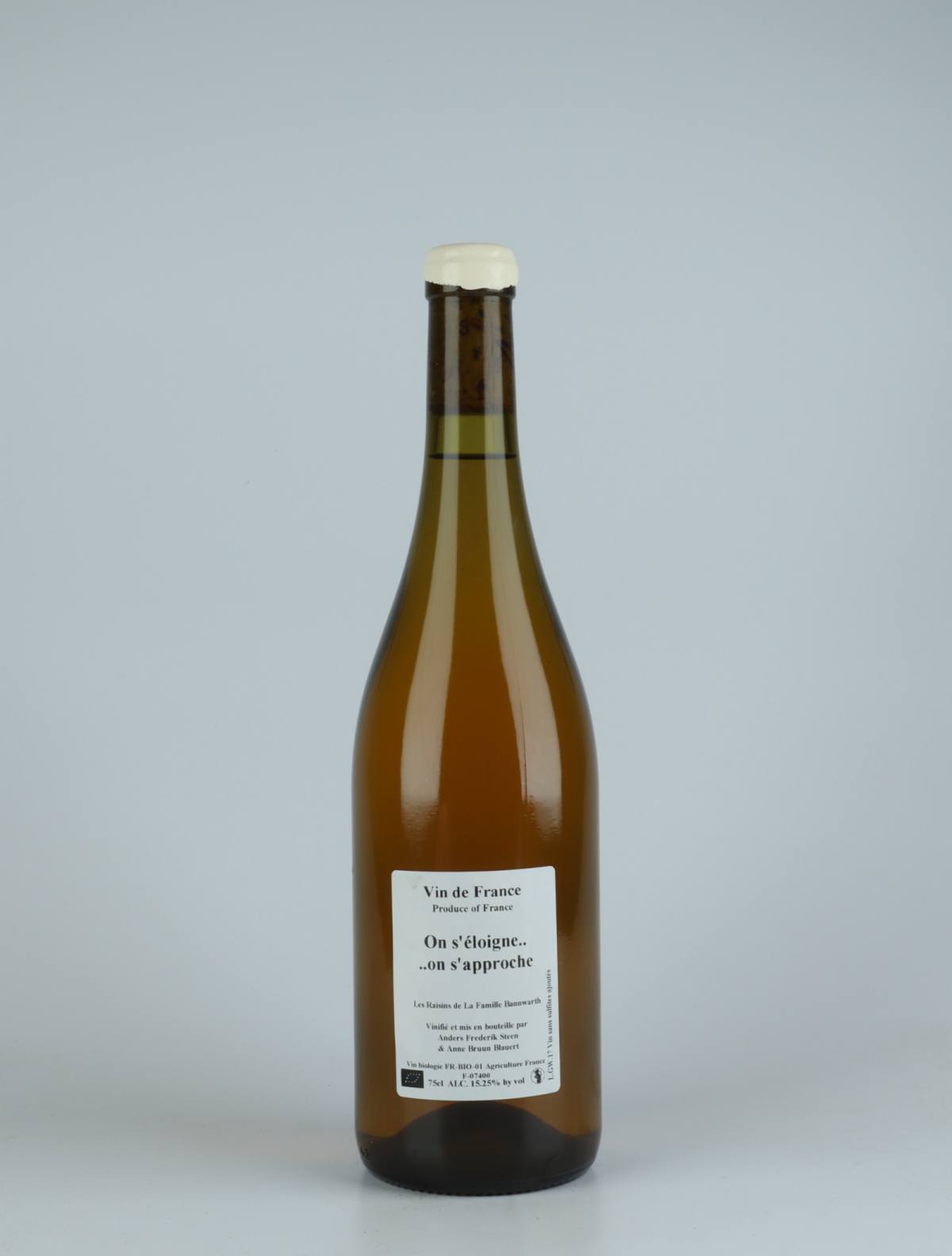 A bottle 2017 On s’éloigne.. ..on s’approche White wine from Anders Frederik Steen & Anne Bruun Blauert, Ardèche in France