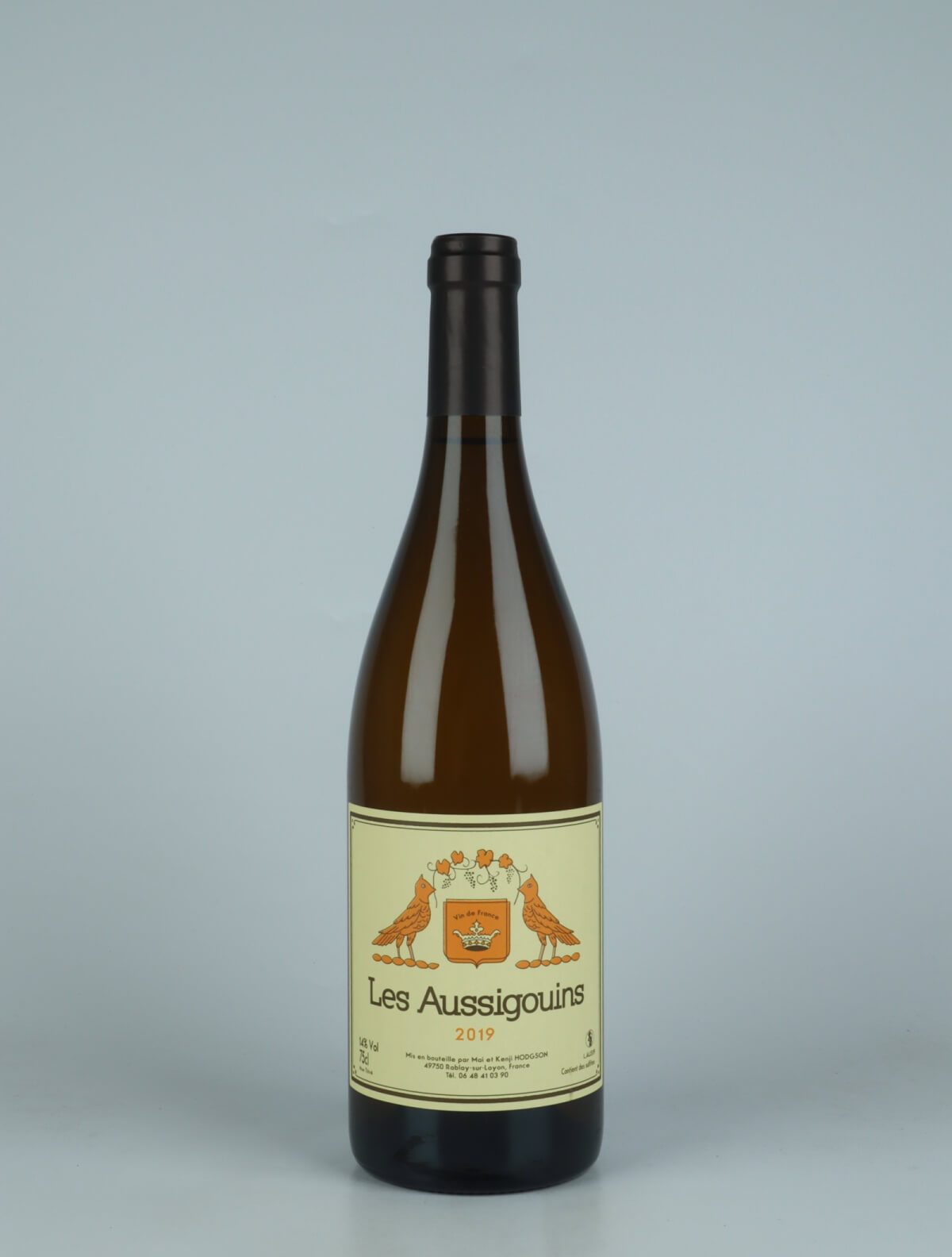 A bottle 2019 Les Aussigouins White wine from Mai et Kenji Hodgson, Loire in France