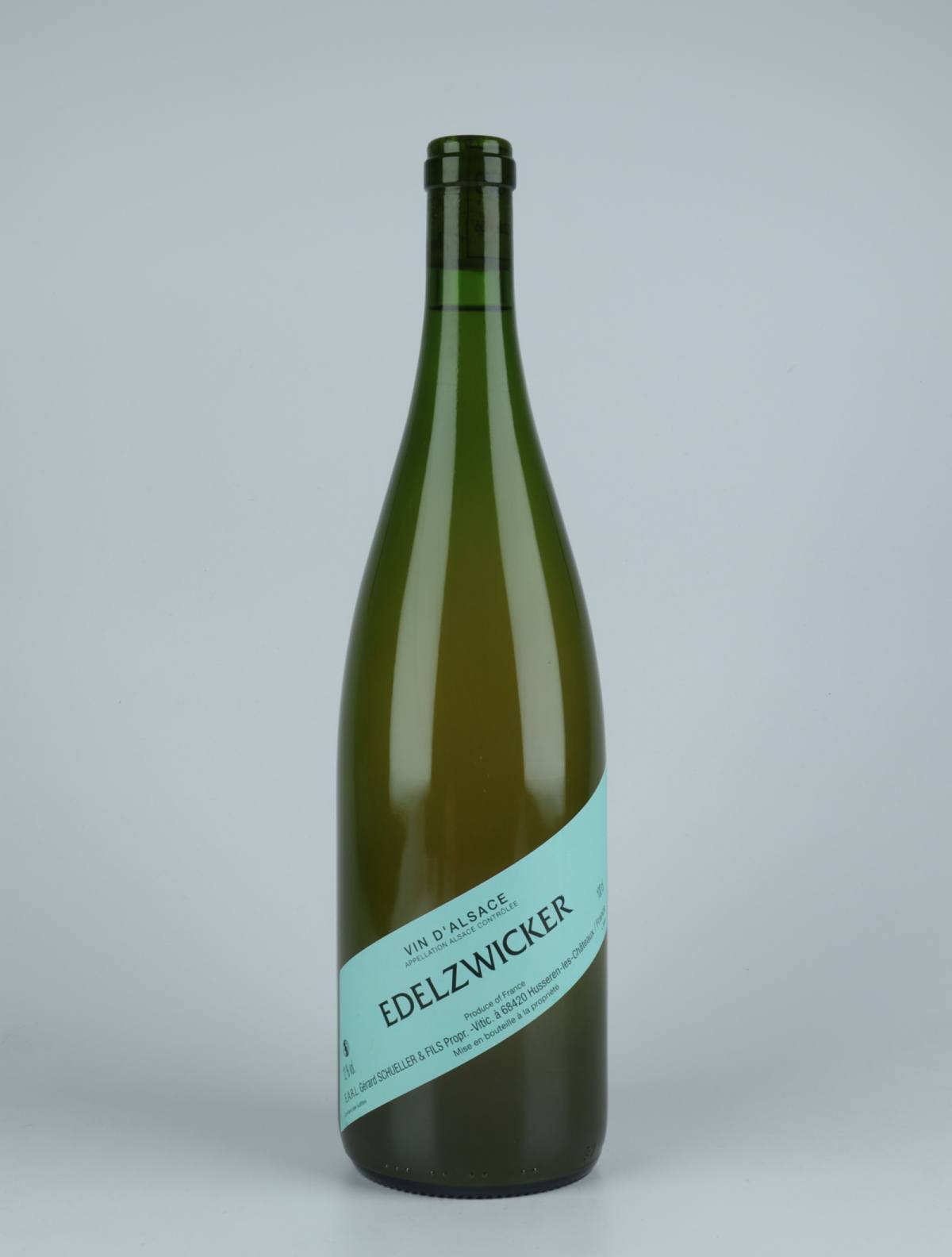 En flaske 2020 Edelzwicker Hvidvin fra Gérard Schueller, Alsace i Frankrig