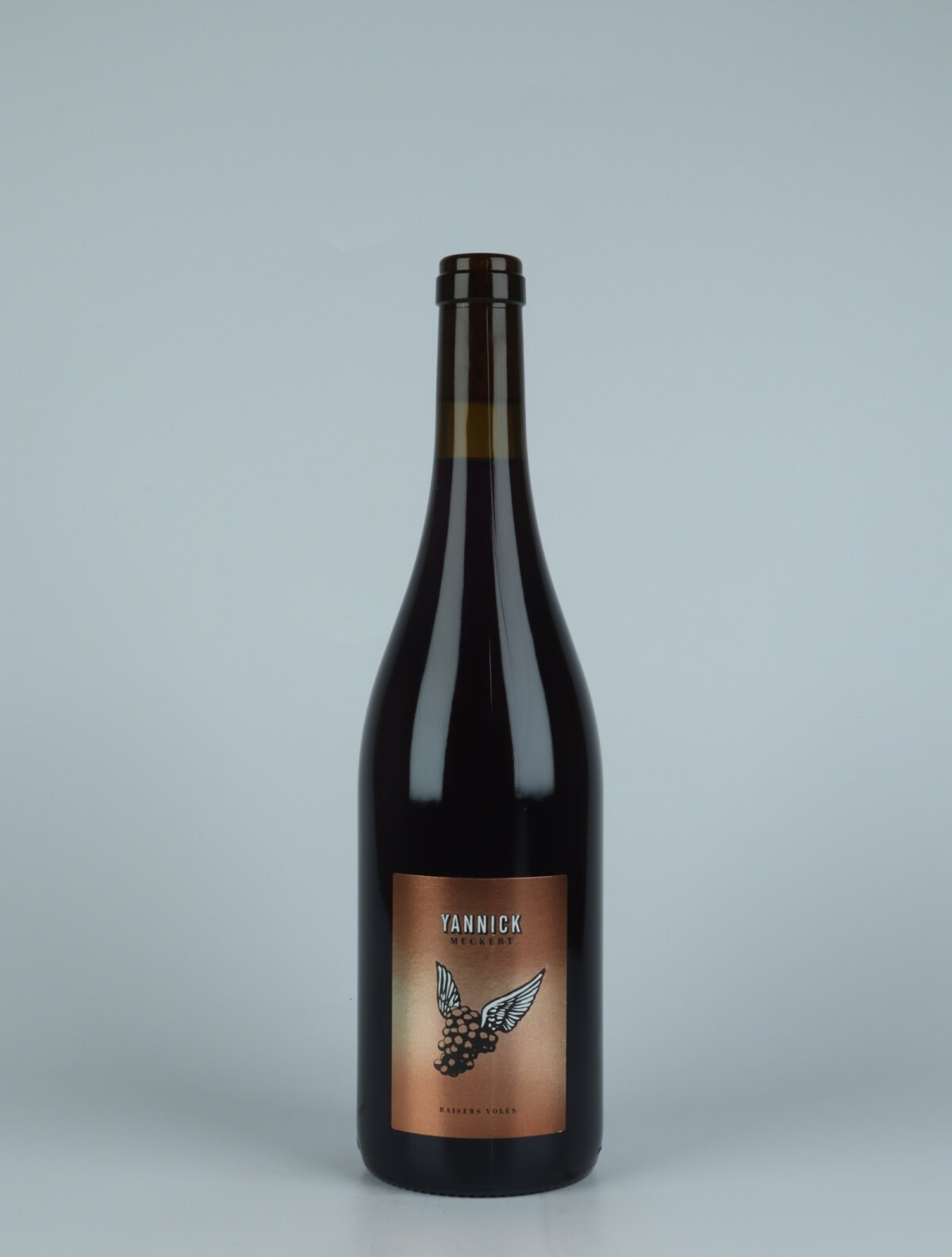 En flaske 2020 Pinot Noir - Baisers Volés Rødvin fra Yannick Meckert, Alsace i Frankrig