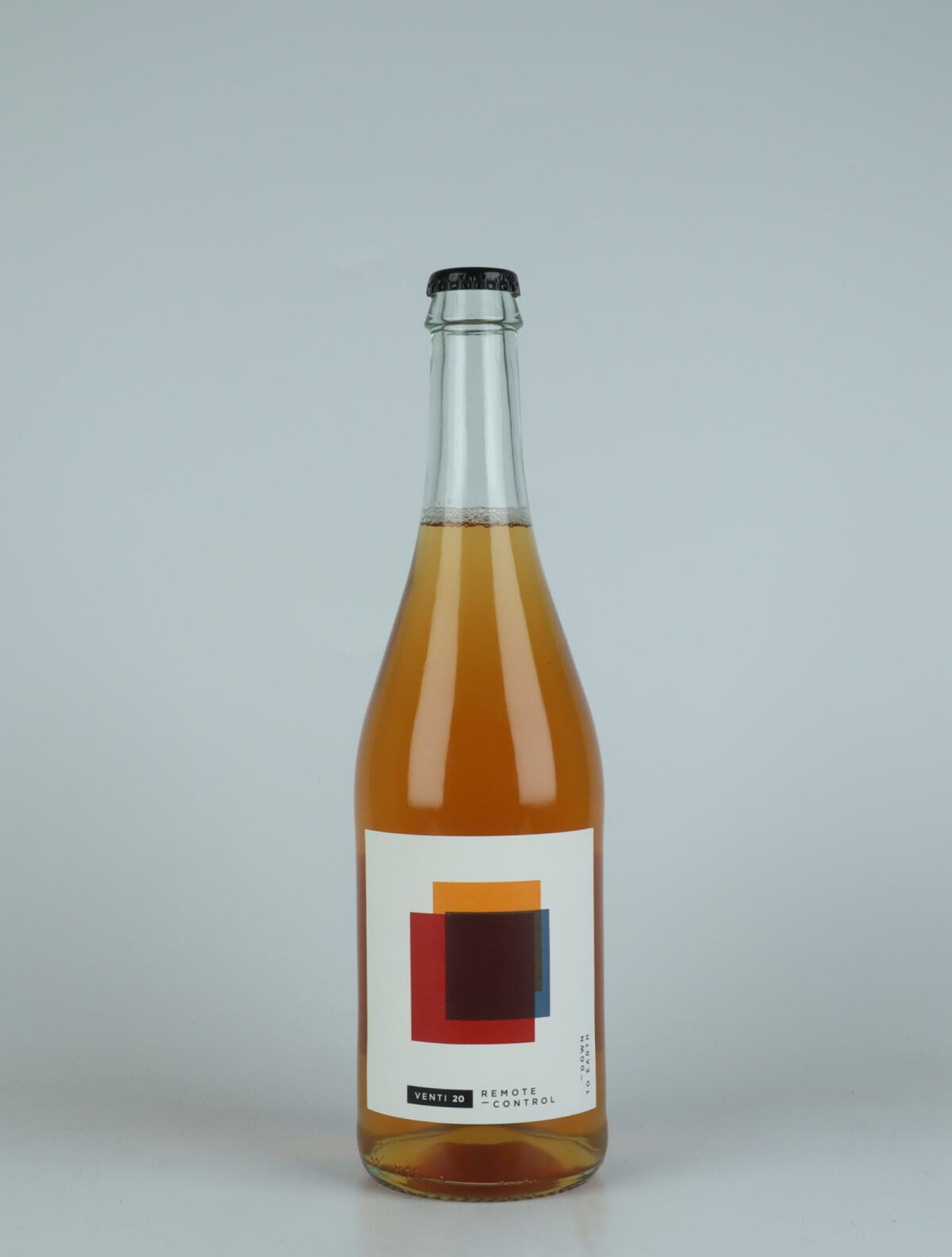 En flaske 2020 Remote Control Orange vin fra do.t.e Vini, Toscana i Italien