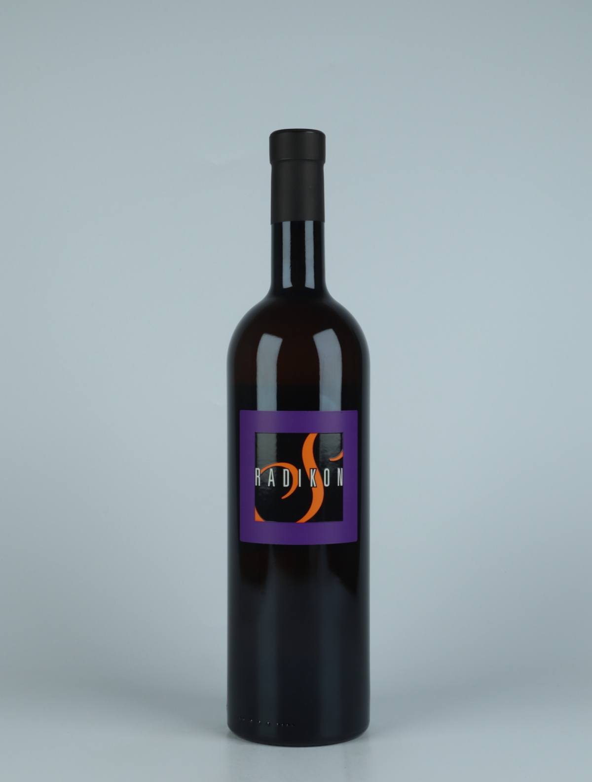 En flaske 2020 Slatnik Orange vin fra Radikon, Friuli i Italien
