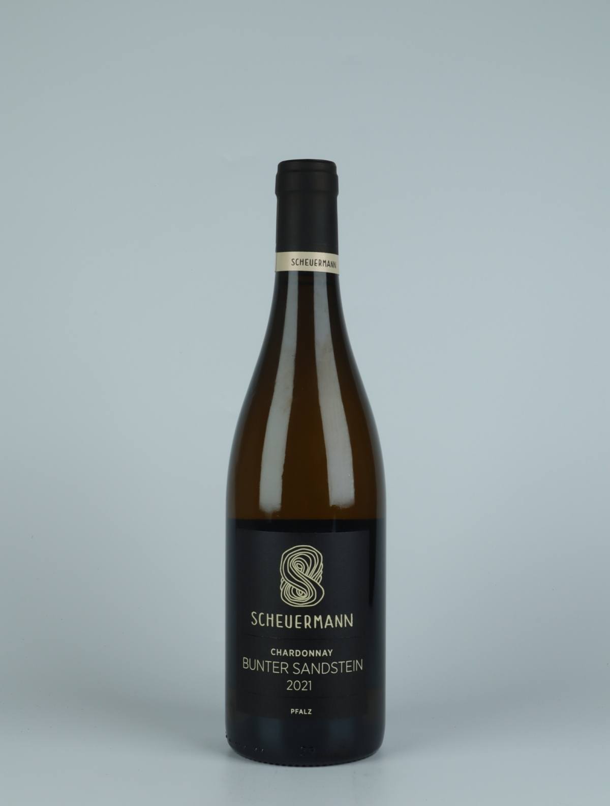 En flaske 2021 Chardonnay Bunter Sandstein Hvidvin fra Weingut Scheuermann, Pfalz i Tyskland