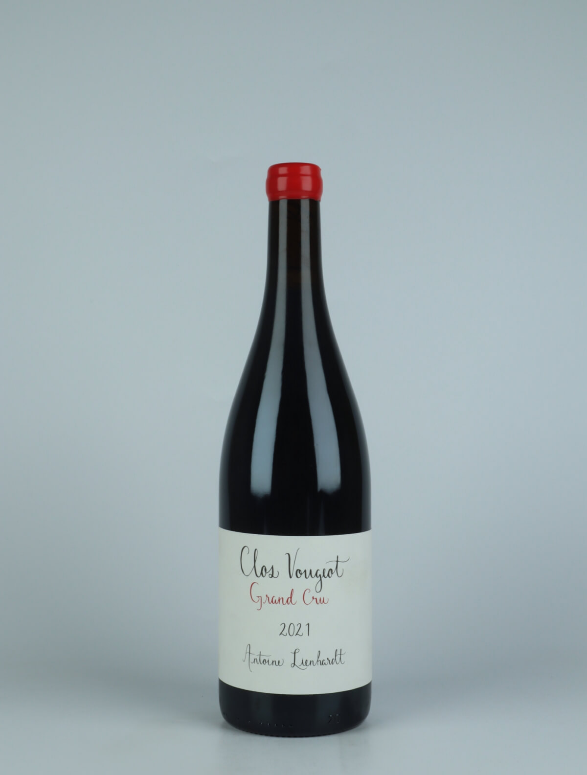 En flaske 2021 Clos de Vougeot - Grand Cru Rødvin fra Antoine Lienhardt, Bourgogne i Frankrig