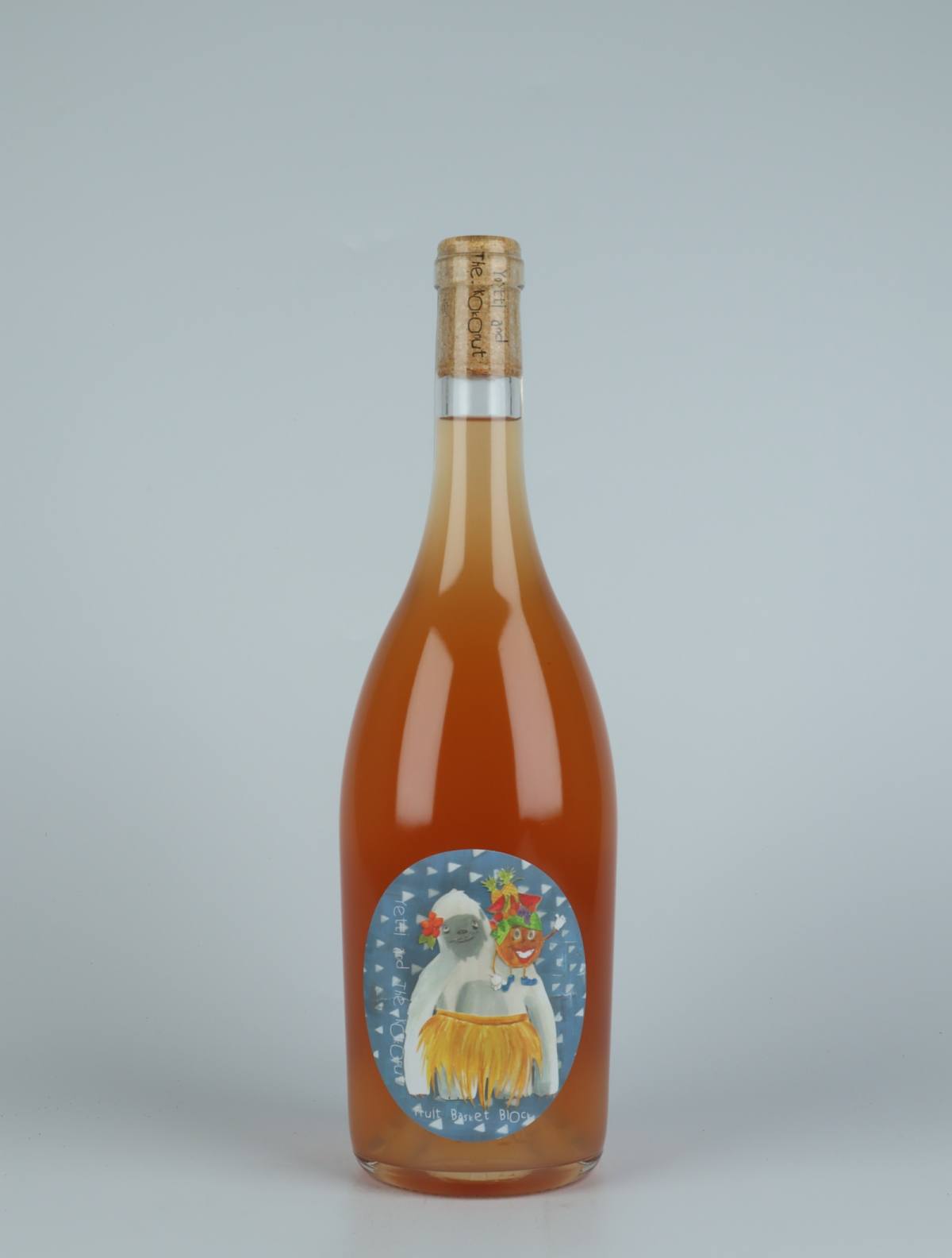 En flaske 2021 Fruit Basket 2.0 Orange vin fra Yetti and the Kokonut, Adelaide Hills i Australien