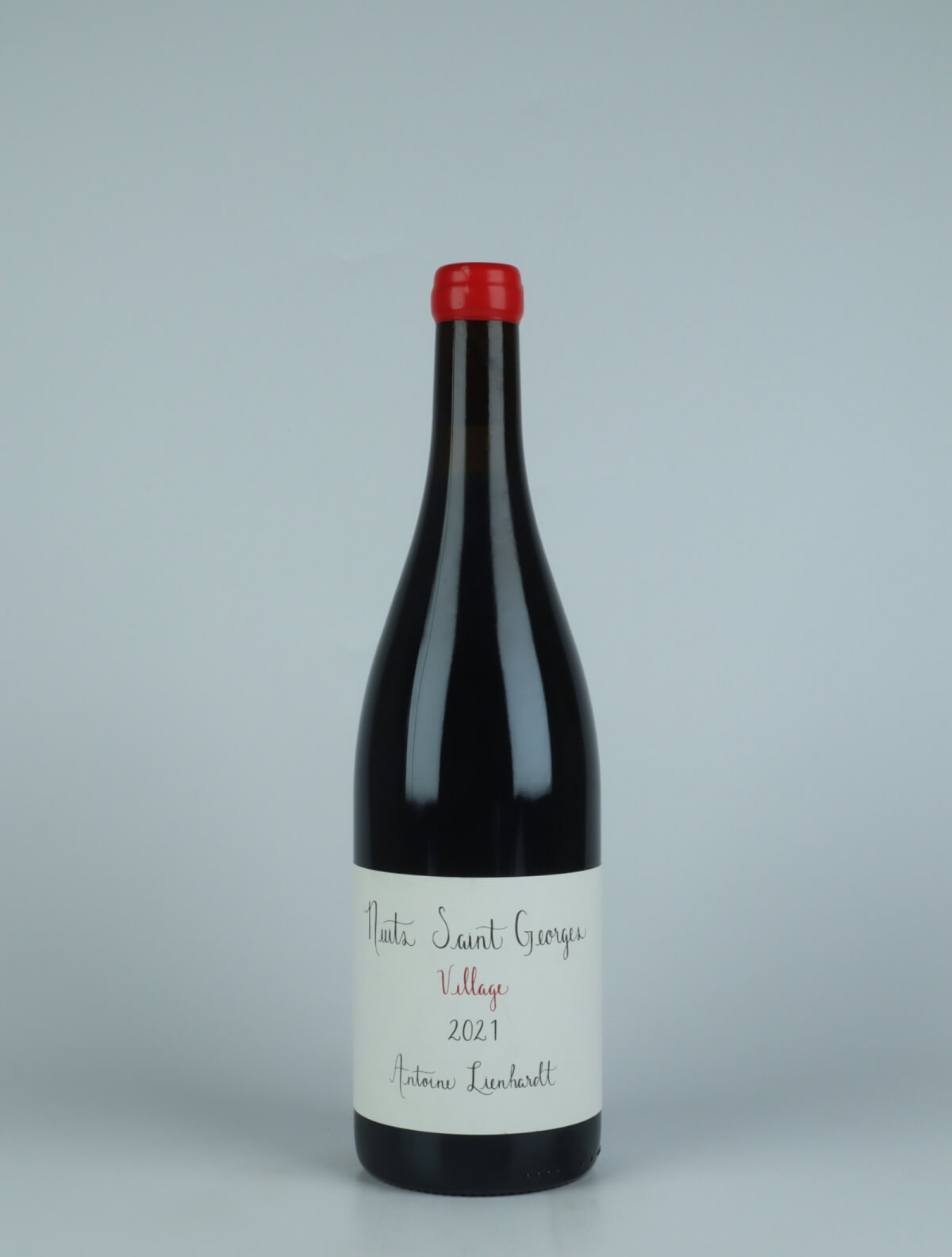 En flaske 2021 Nuits Saint Georges Rødvin fra Antoine Lienhardt, Bourgogne i Frankrig