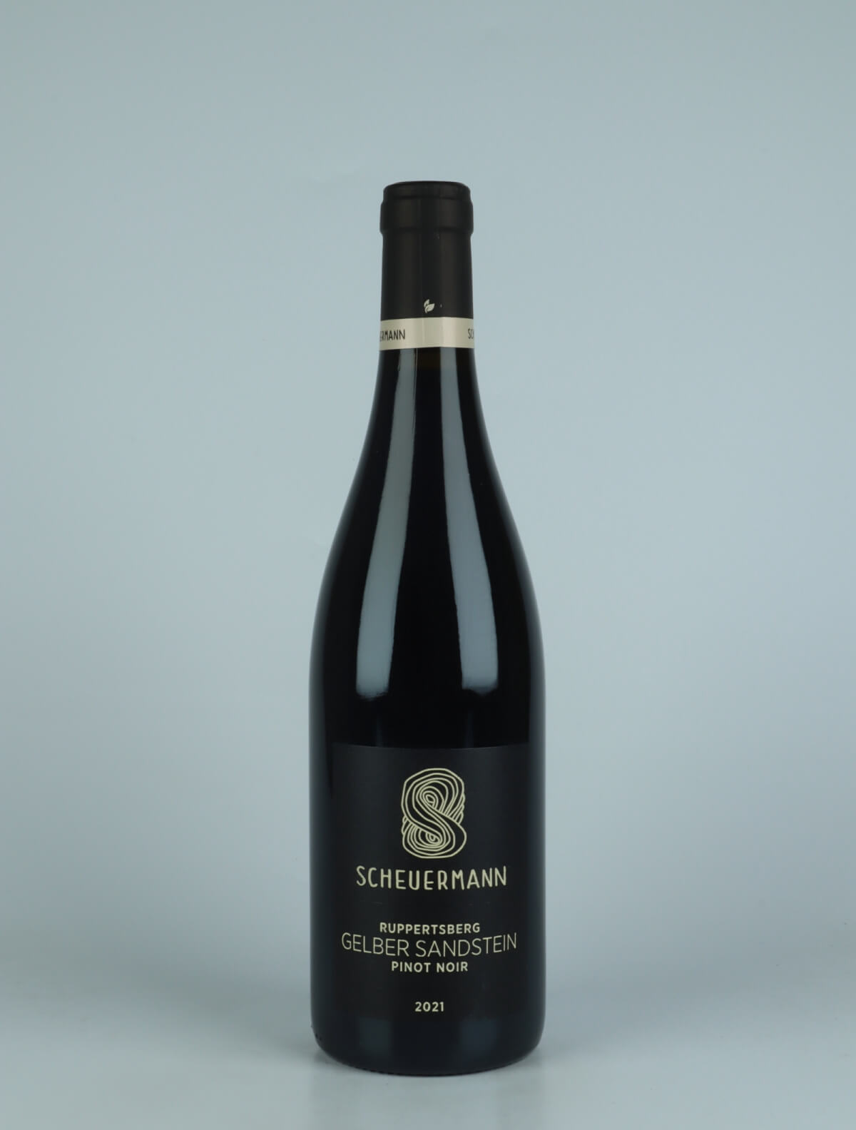 En flaske 2021 Pinot Noir - Gelber Sandstein Rødvin fra Weingut Scheuermann, Pfalz i Tyskland