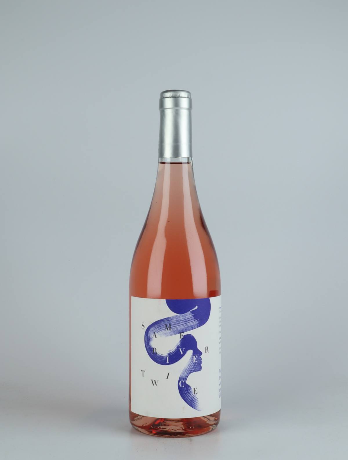 En flaske 2021 Same River Twice Rosé Rosé fra Heliocentric Wines, Rhône i Frankrig