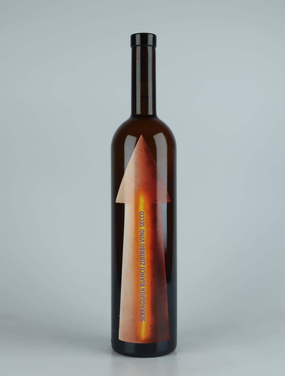 En flaske 2021 Serragghia Bianco Orange vin fra Gabrio Bini, Sicilien i Italien