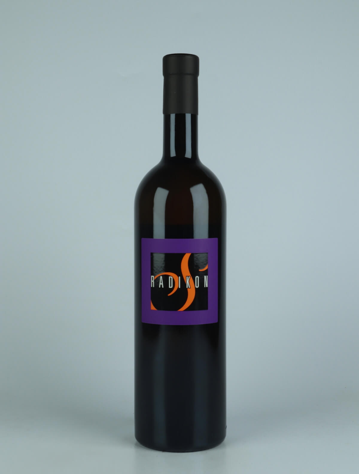 En flaske 2021 Slatnik Orange vin fra Radikon, Friuli i Italien