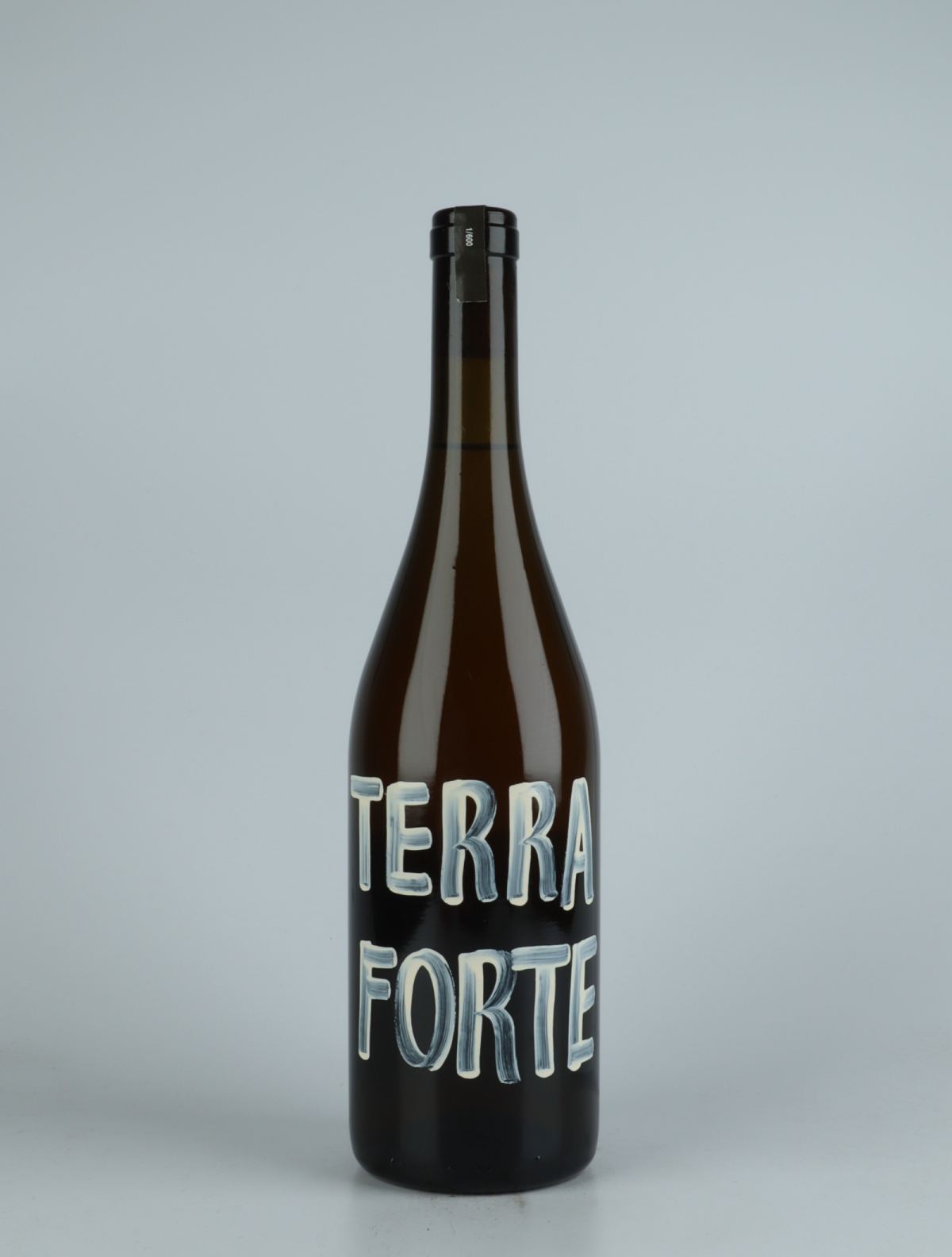 En flaske 2021 Terra Forte Orange vin fra Tanca Nica, Sicilien i Italien