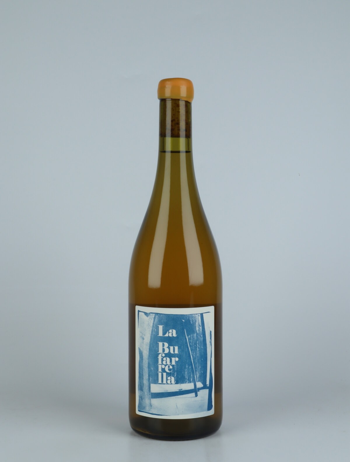 En flaske 2022 La Bufarella Orange vin fra Celler la Salada, Penedès i Spanien