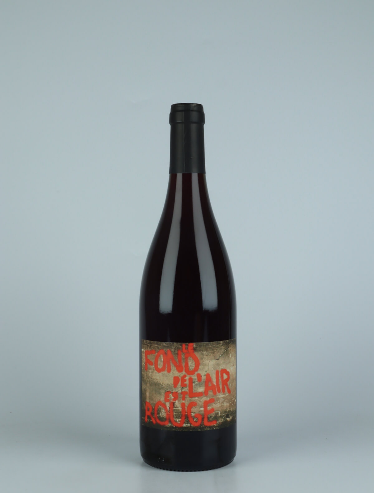 A bottle 2022 Le Fond de l'Air Est Rouge Red wine from Les Foulards Rouges, Languedoc in France