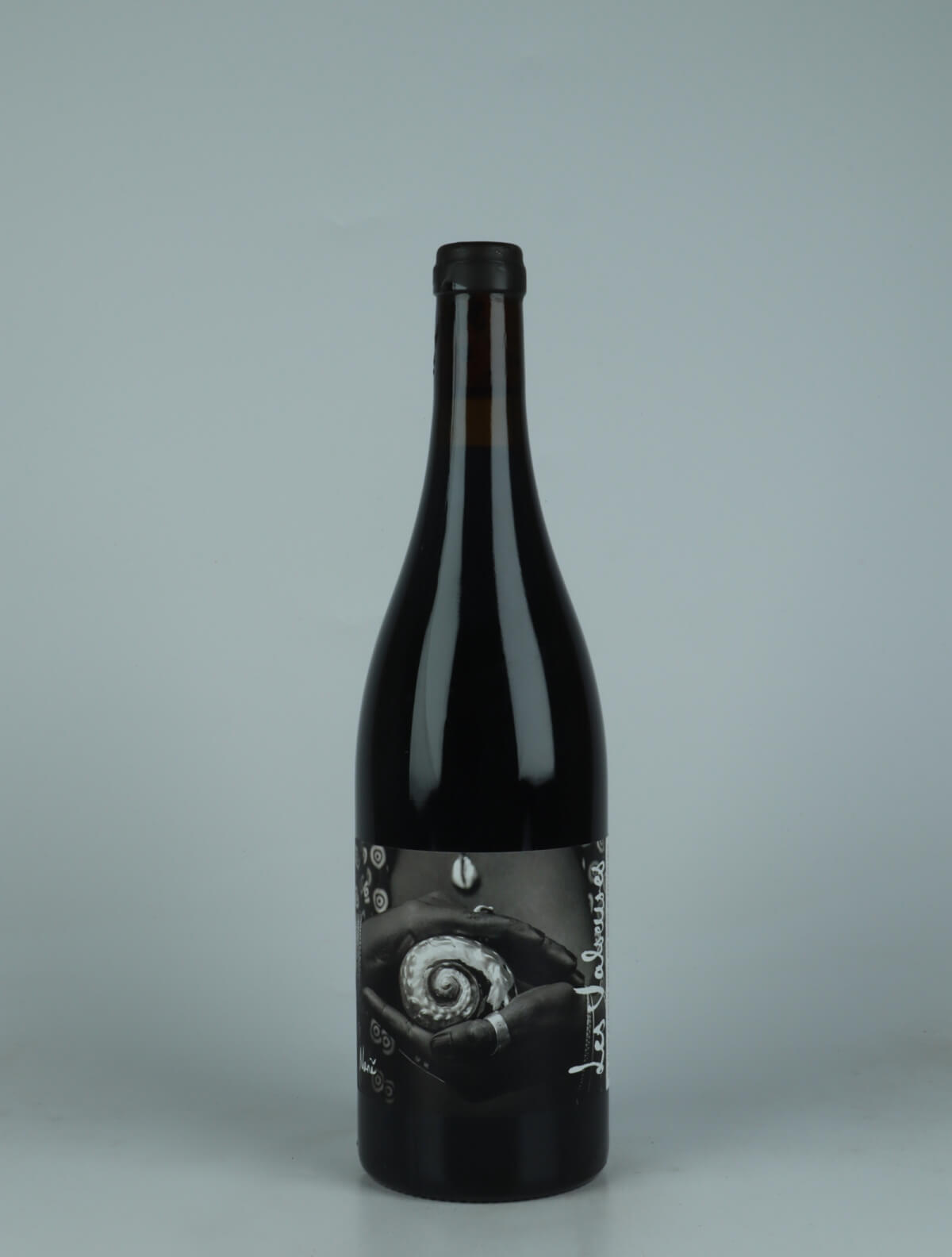 En flaske 2022 Nanã Rødvin fra Les Valseuses, Jura i Frankrig