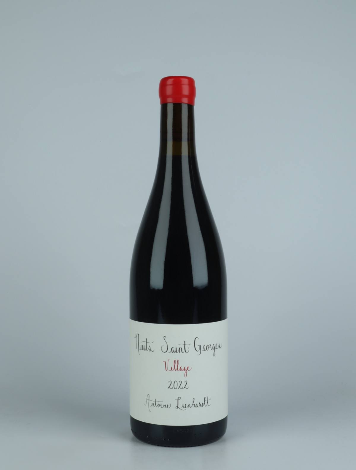 En flaske 2022 Nuits Saint Georges - Village Rødvin fra Antoine Lienhardt, Bourgogne i Frankrig