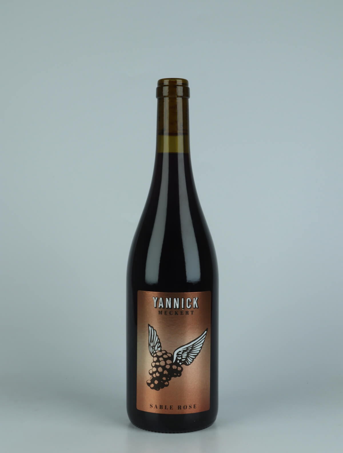 En flaske 2022 Pinot Noir - Sable Rose Rødvin fra Yannick Meckert, Alsace i Frankrig