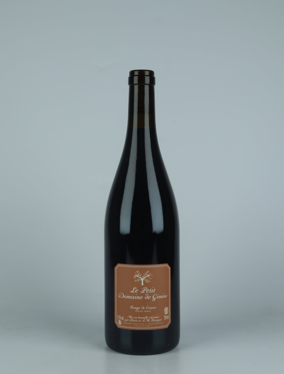 En flaske 2022 Rouge de Causse Rødvin fra Le Petit Domaine de Gimios, Rousillon i Frankrig