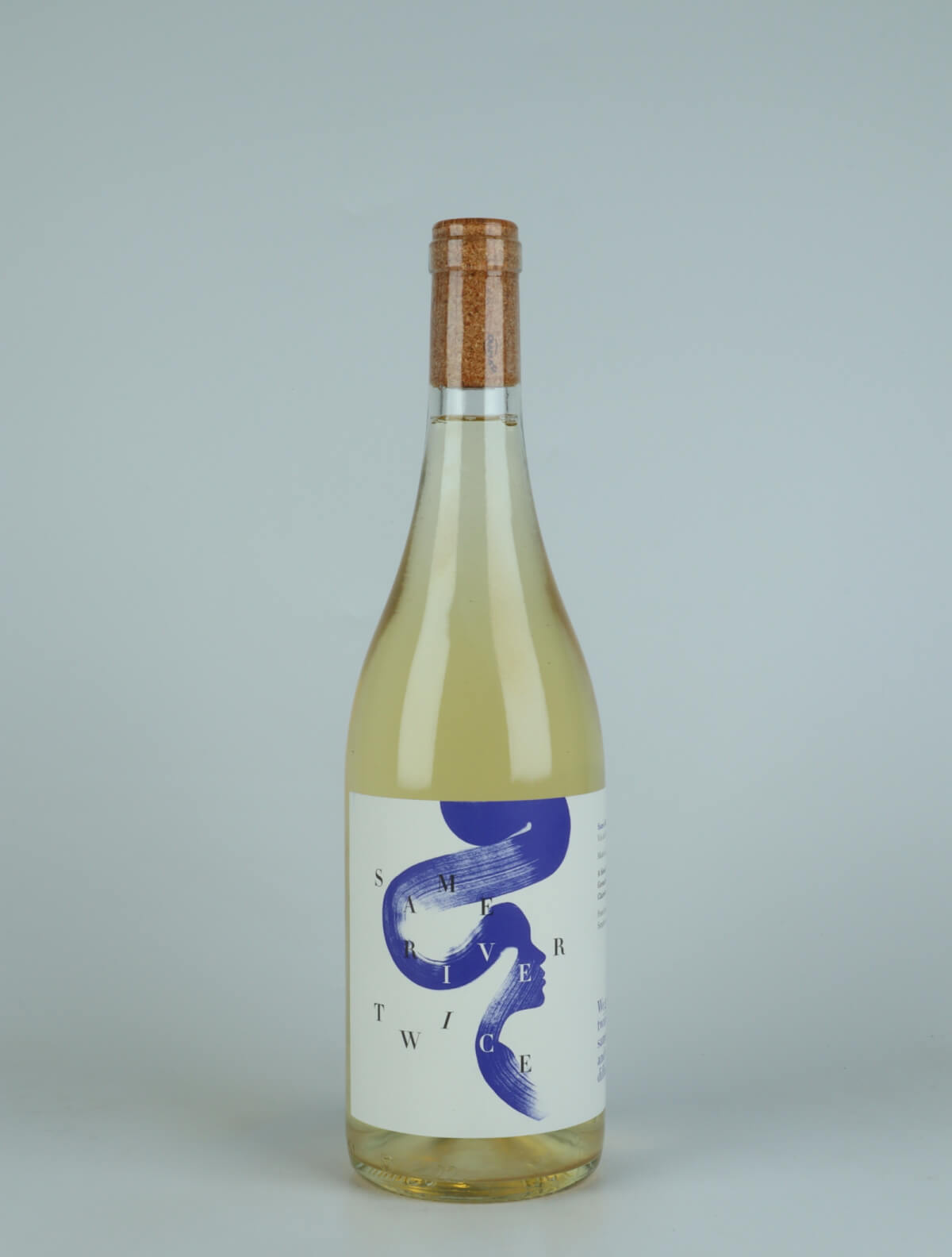 En flaske 2022 Same River Twice Blanc Hvidvin fra Heliocentric Wines, Rhône i Frankrig