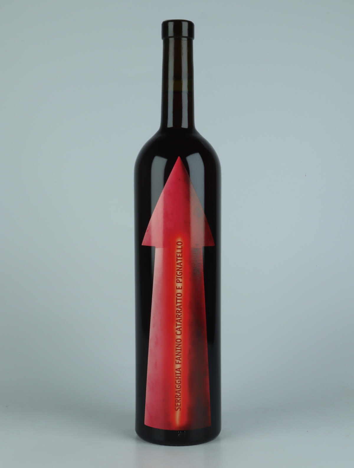 En flaske 2022 Serragghia Fanino Rødvin fra Gabrio Bini, Sicilien i Italien