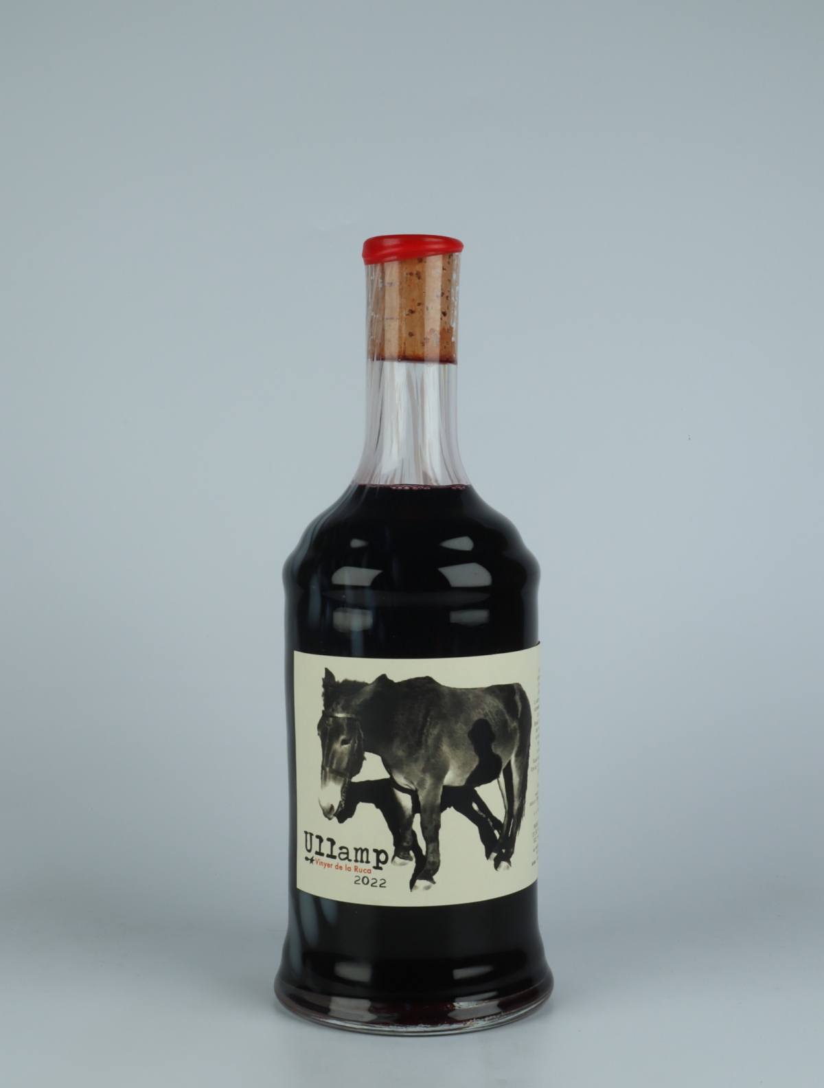 En flaske 2022 Ullamp Rødvin fra Vinyer de la Ruca, Rousillon i Frankrig