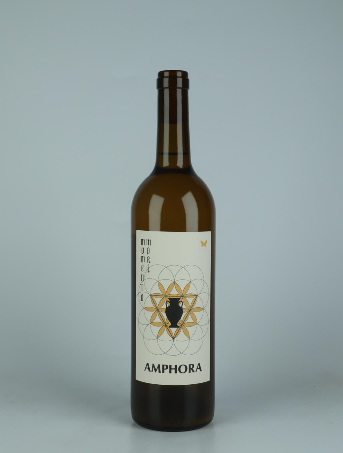 En flaske 2023 Amphora Grillo Orange vin fra Momento Mori, Victoria i Australien