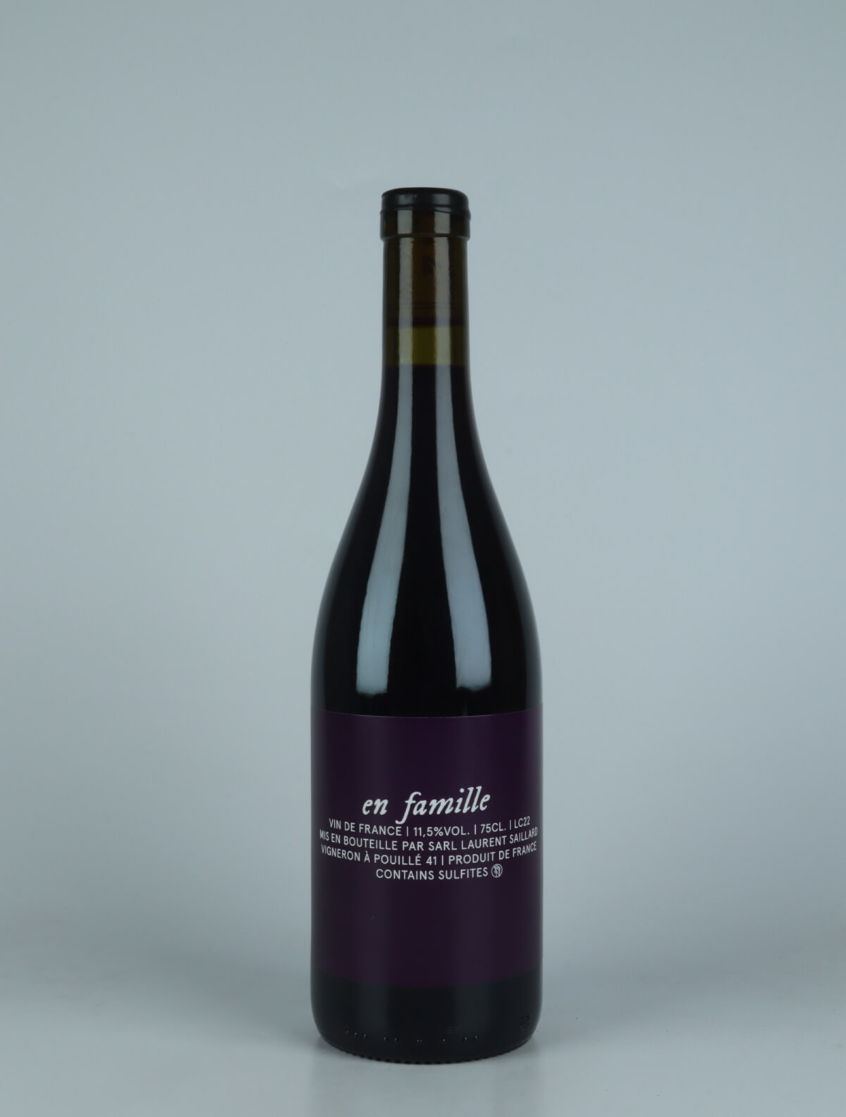 En flaske 2023 En Famille Rødvin fra Laurent Saillard, Loire i Frankrig