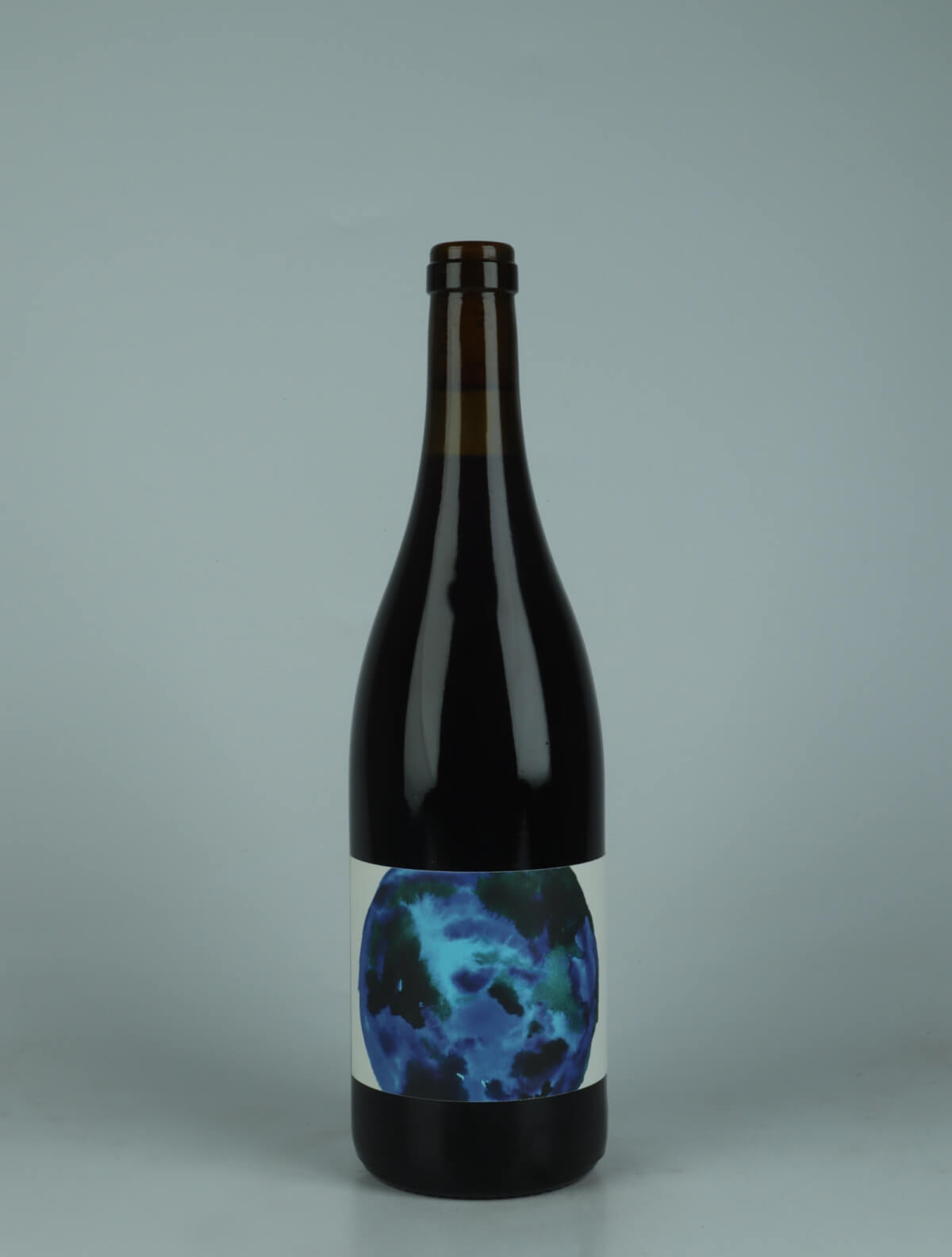 En flaske 2024 La Courte Echelle - Pinot Noir Rødvin fra Domaine des Ourobores, Jura i Frankrig