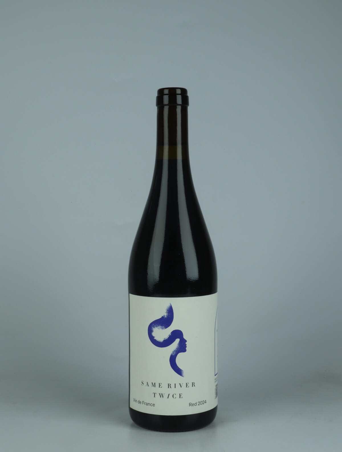En flaske 2024 Same River Twice Rouge Rødvin fra Heliocentric Wines, Rhône i Frankrig