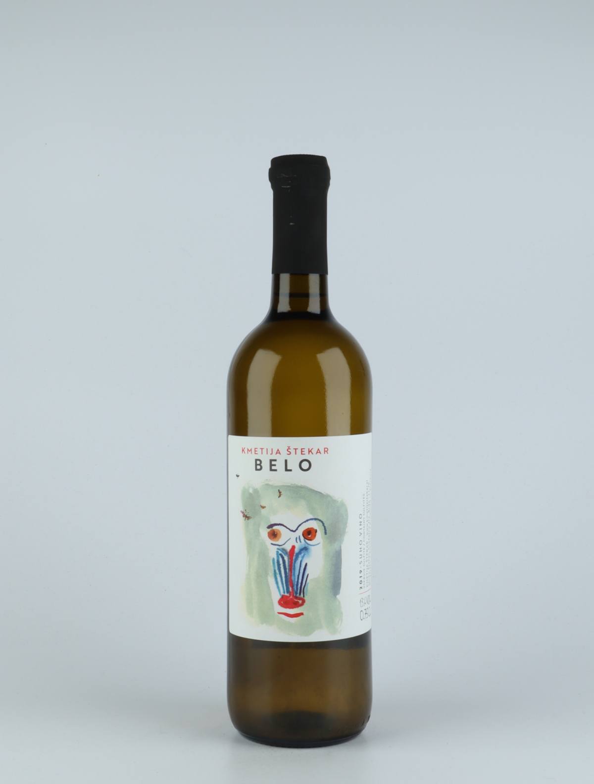En flaske Belo Hvidvin fra Kmetija Stekar, Brda i Slovenien