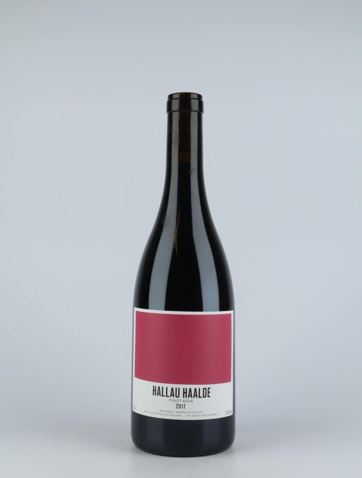 En flaske 2017 Hallau Haalde Rødvin fra Markus Ruch, Schaffhausen i Schweiz