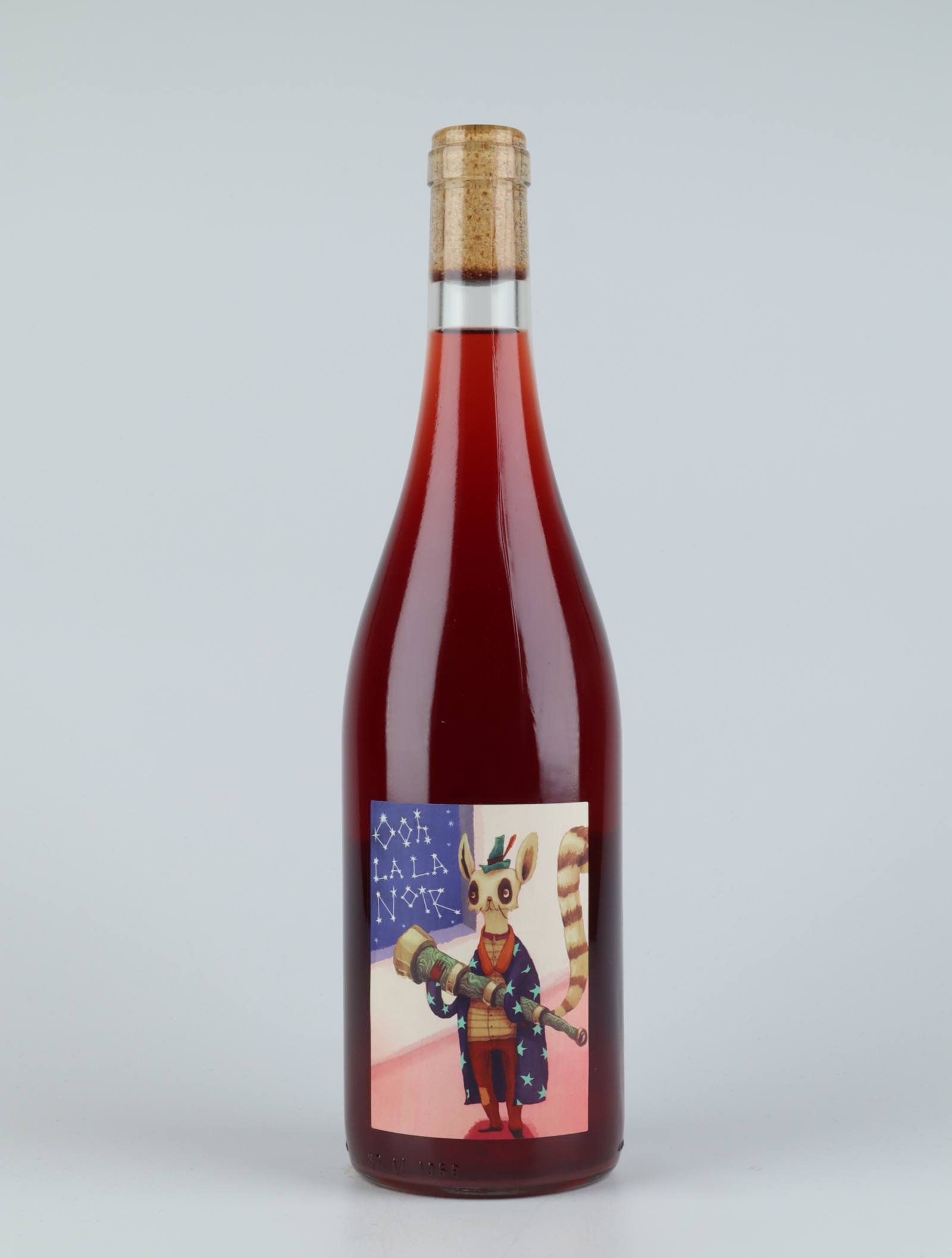 En flaske 2019 Oh la la Noir - Carbonic Pinot Rødvin fra Good Intentions Wine Co., South Australia i Australien