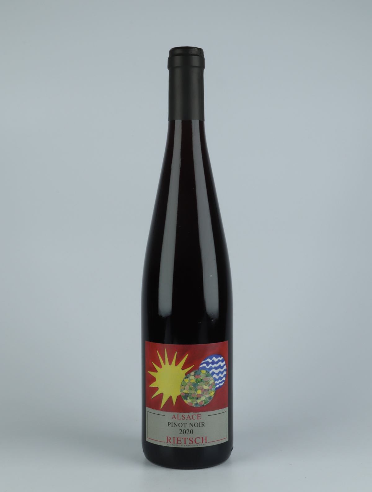 En flaske 2020 Pinot Noir Rødvin fra Domaine Rietsch, Alsace i Frankrig