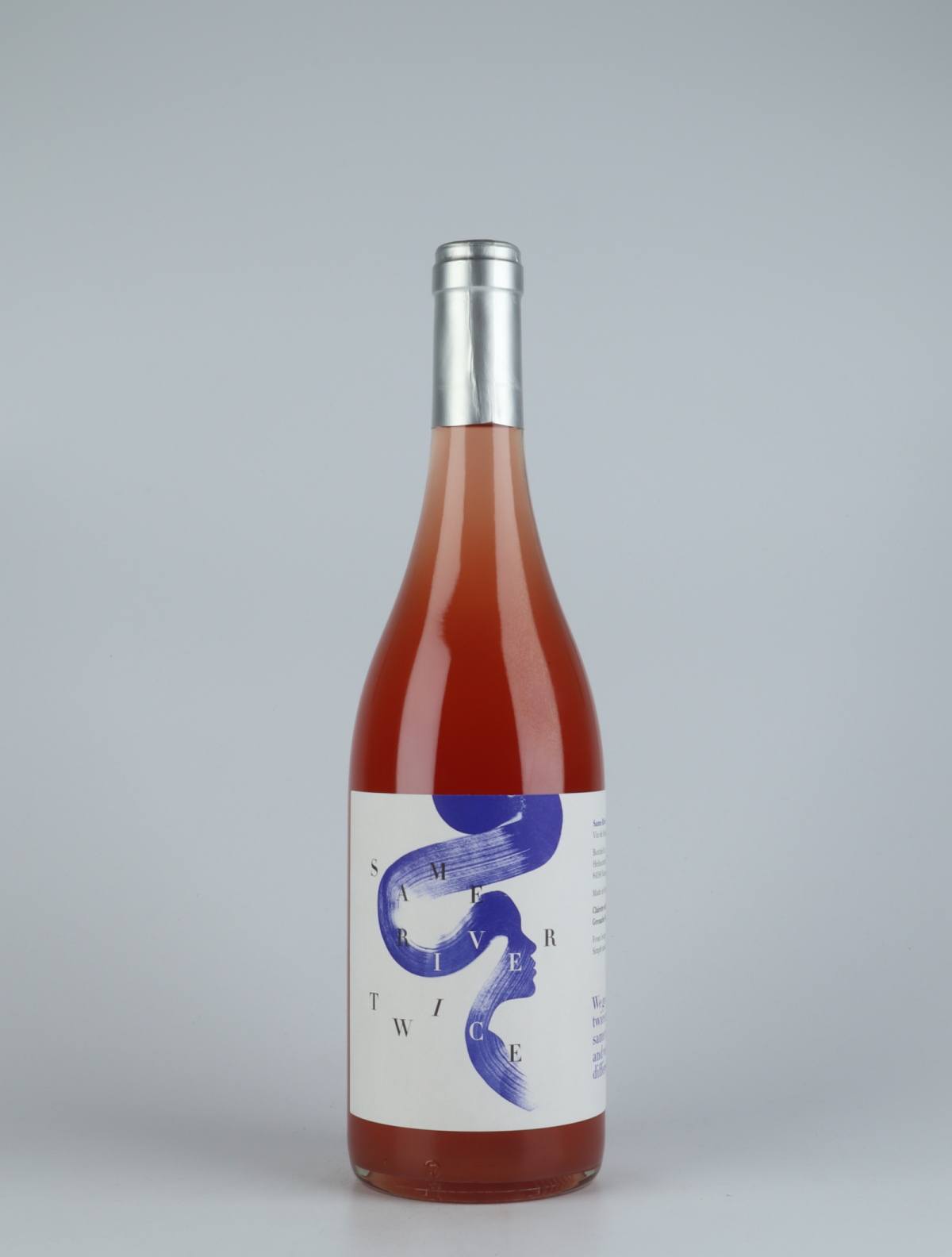 En flaske 2020 Same River Twice Rosé Rosé fra Heliocentric Wines, Rhône i Frankrig