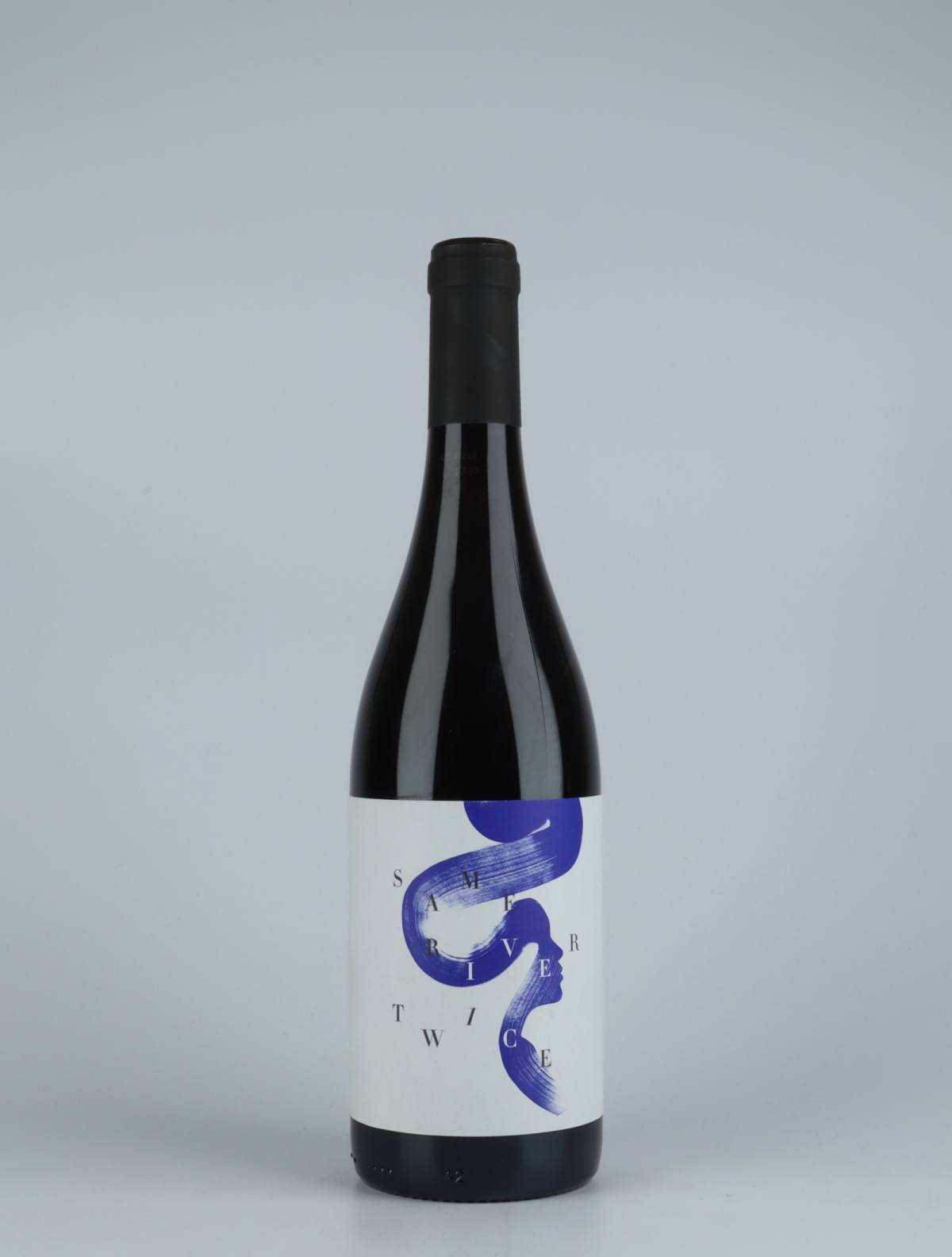 En flaske 2018 Same River Twice Rødvin fra Heliocentric Wines, Rhône i Frankrig