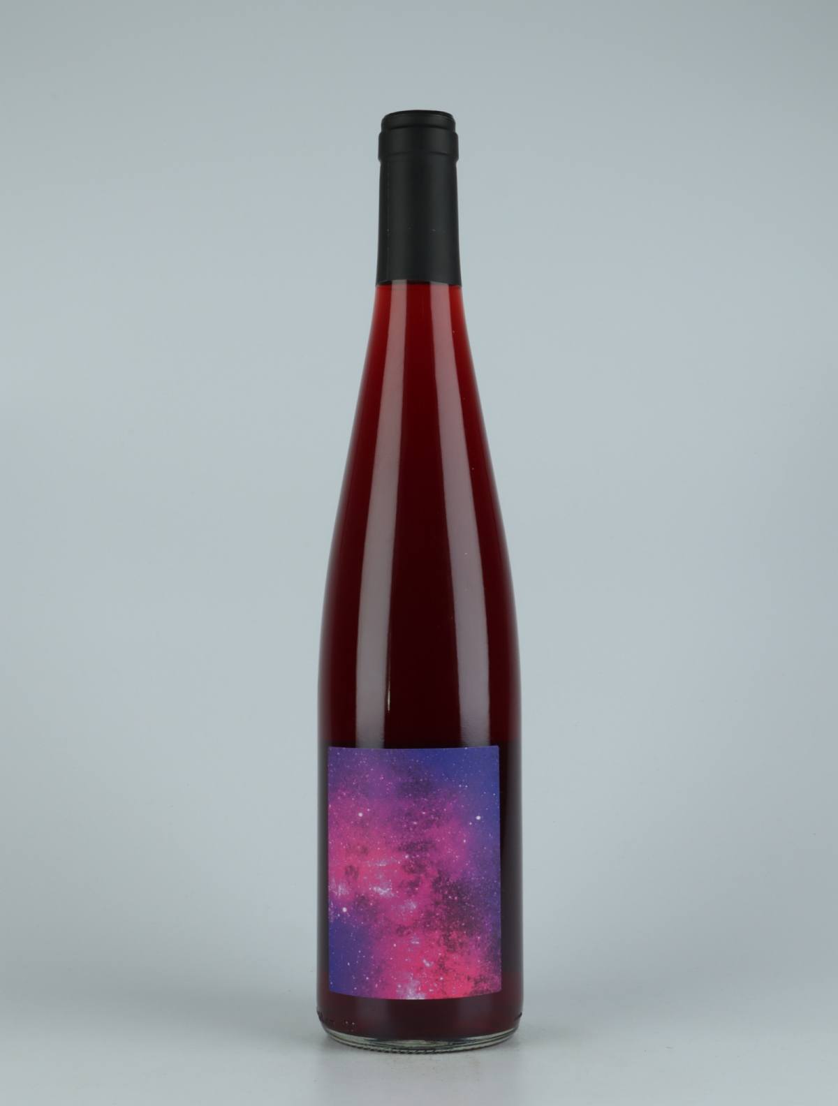 En flaske 2020 Ultra Violet Rødvin fra Les Vins Pirouettes, Alsace i Frankrig