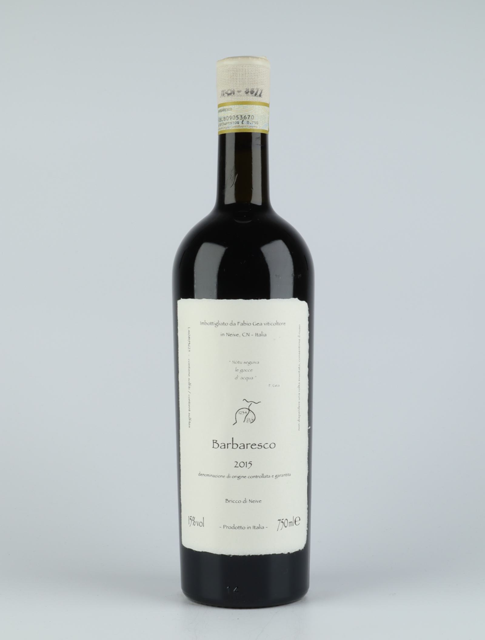 A bottle 2015 Barbaresco Rødvin from Fabio Gea, Piemonte in Italien