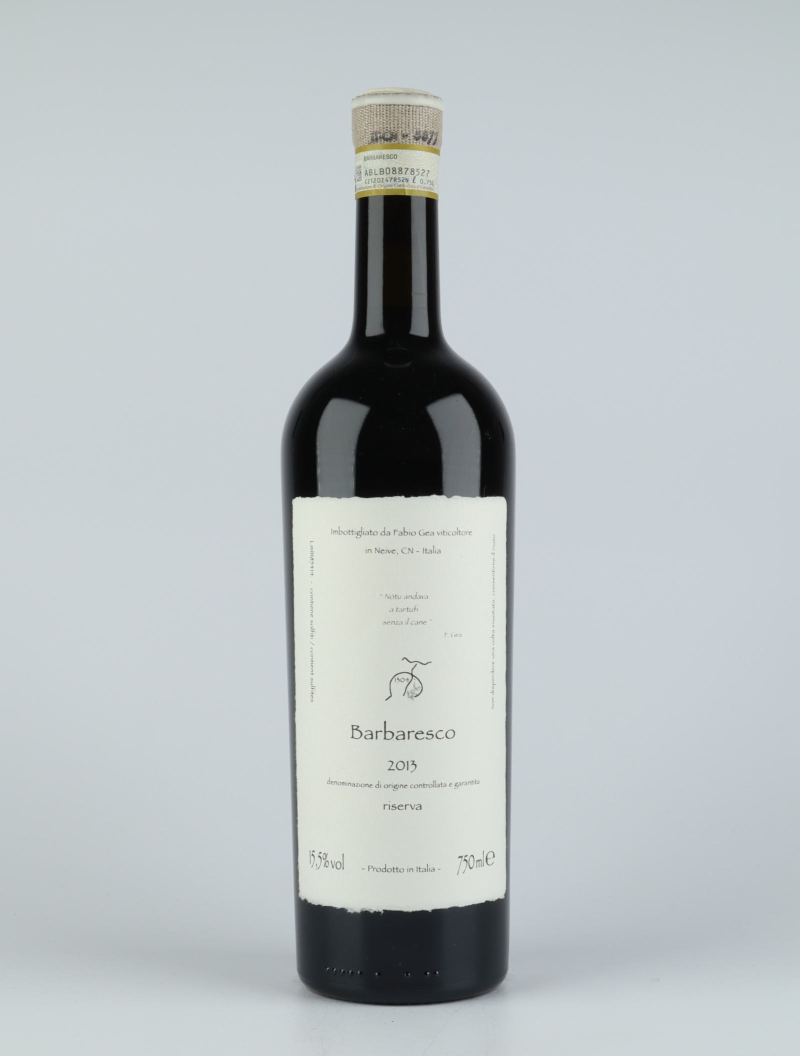 A bottle 2013 Barbaresco Riserva Rødvin from Fabio Gea, Piemonte in Italien