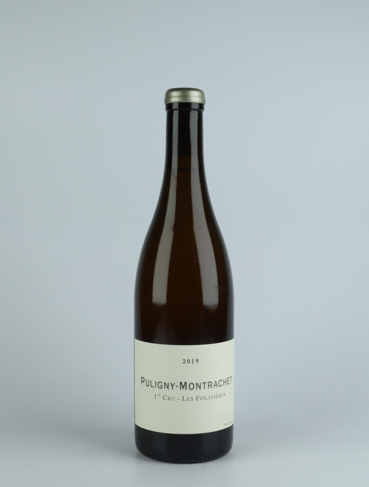 A bottle 2019 Puligny Montrachet 1. Cru - Folatières Hvidvin from Frédéric Cossard, Bourgogne in Frankrig