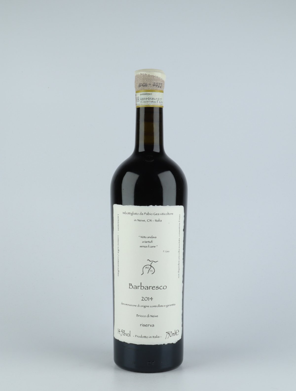 A bottle 2014 Barbaresco Riserva Rødvin from Fabio Gea, Piemonte in Italien