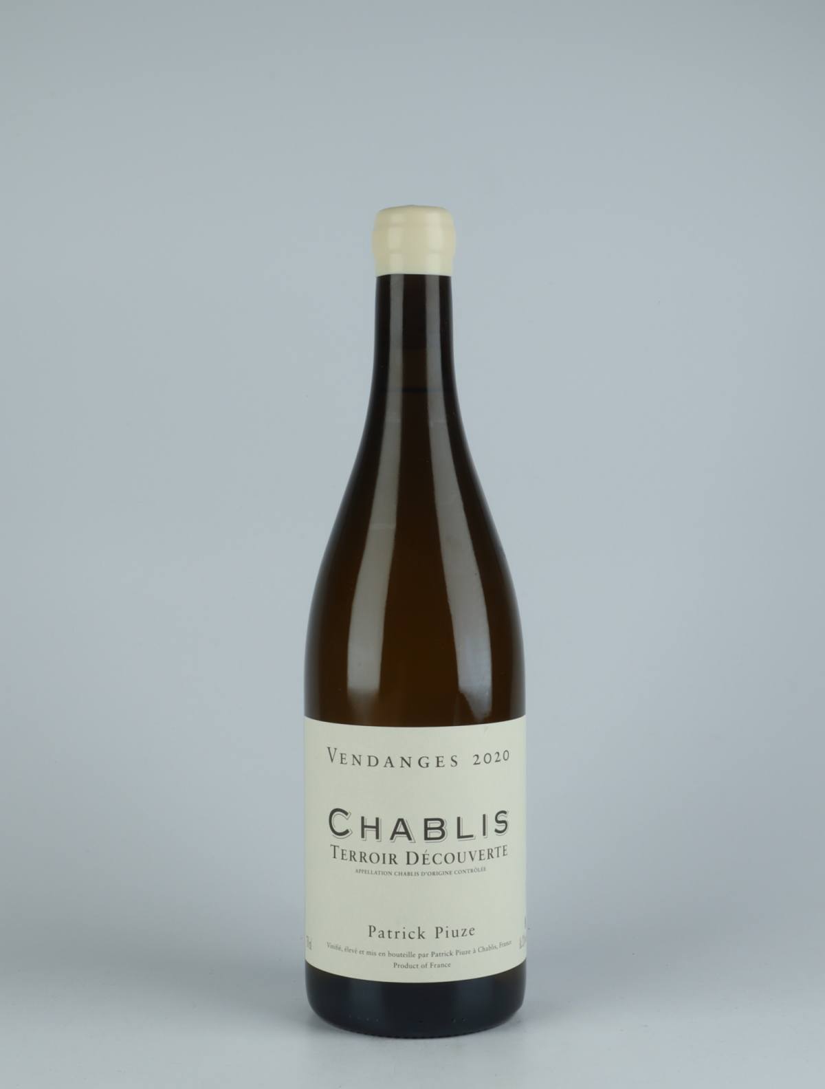 A bottle 2020 Chablis - Terroir Découverte Hvidvin from Patrick Piuze, Bourgogne in Frankrig