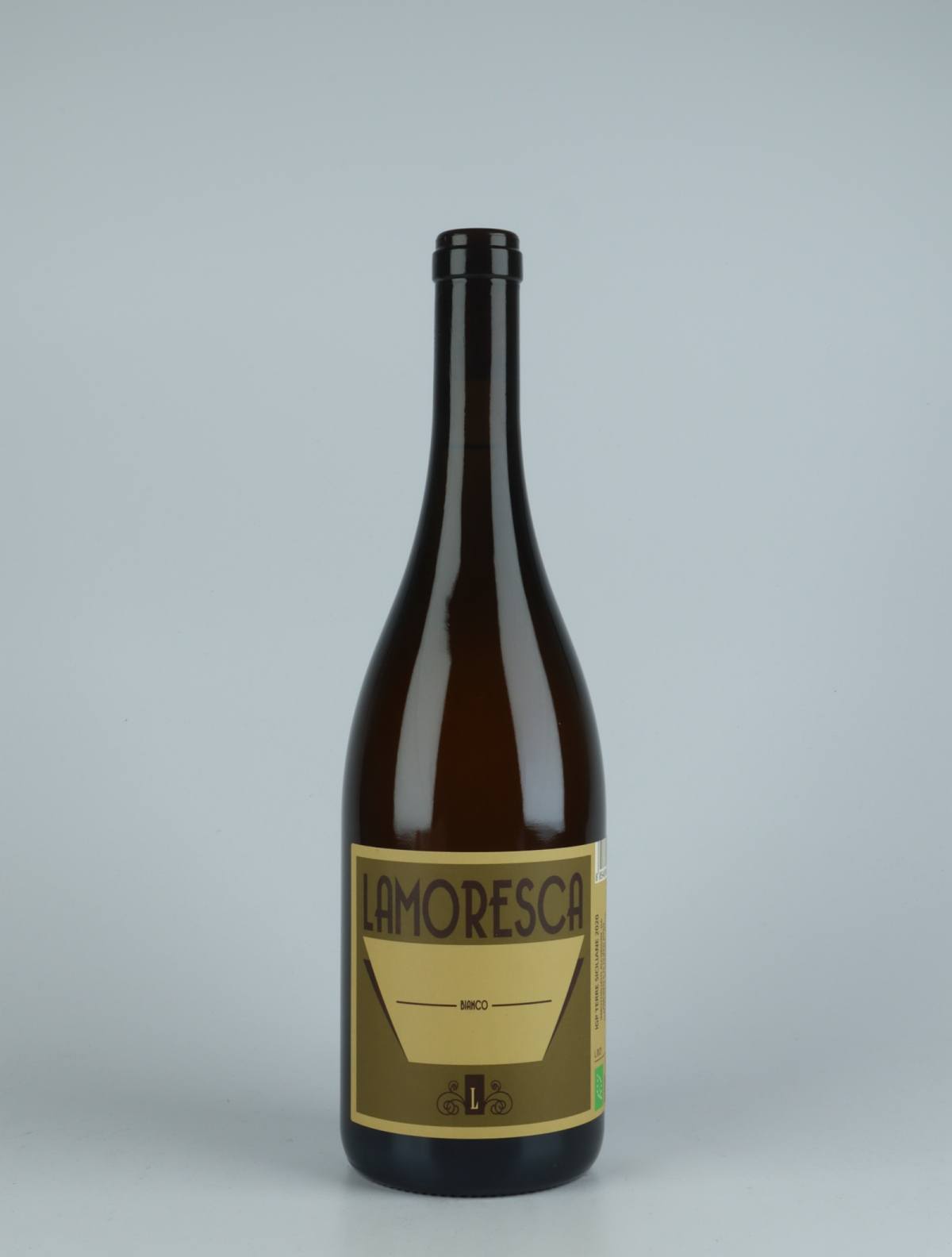 A bottle 2020 Bianco Orange vin from Lamoresca, Sicilien in Italien