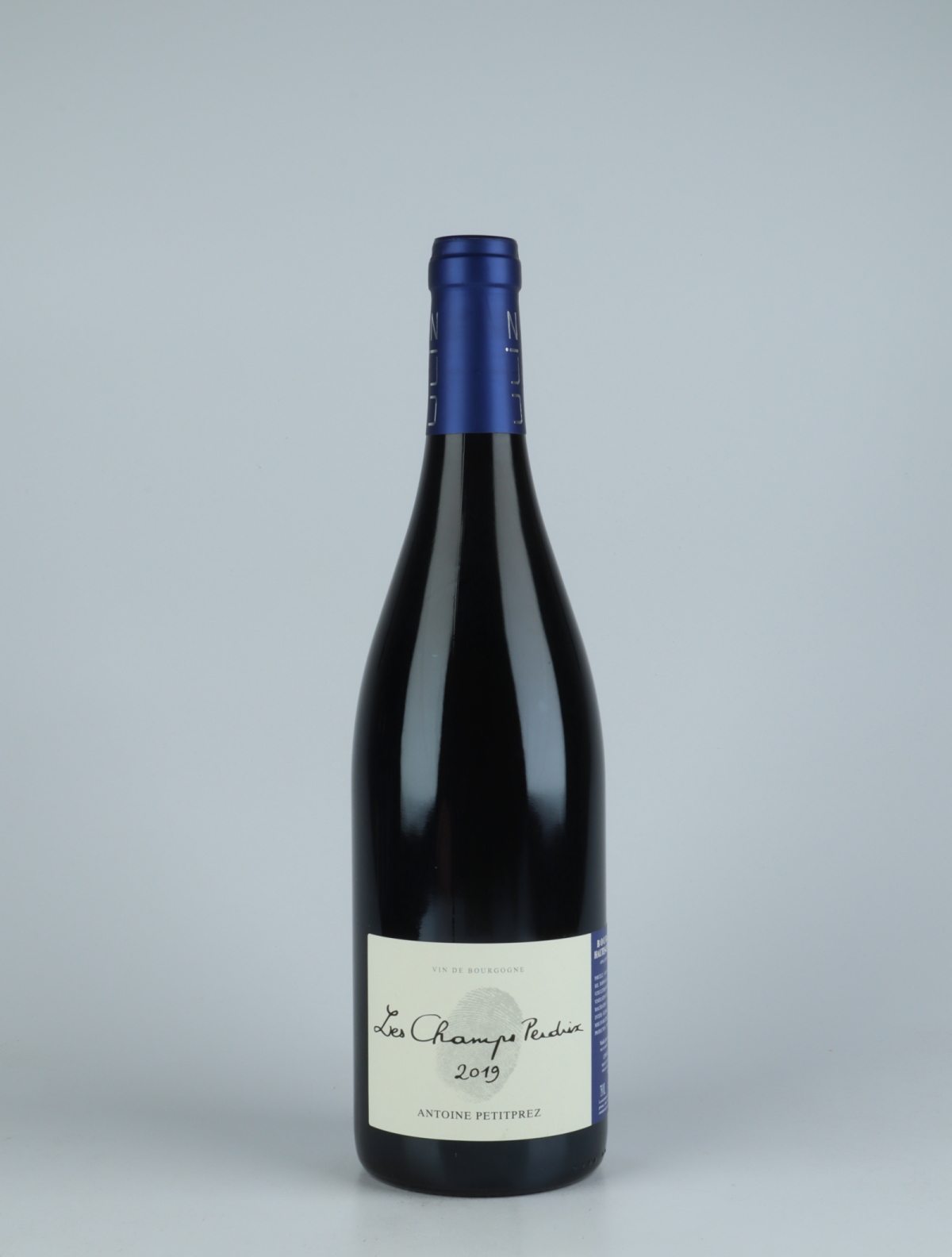 A bottle 2019 Hautes Côtes de Nuits - Les Champs Perdrix Rødvin from Antoine Petitprez, Bourgogne in Frankrig