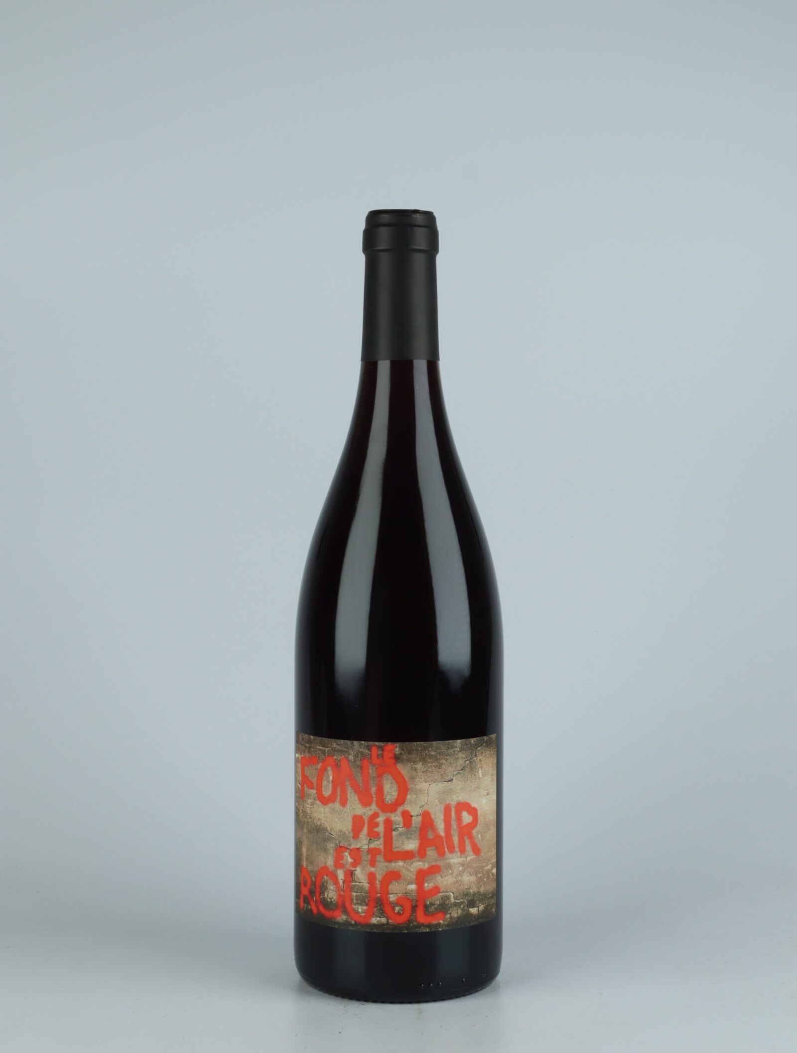 A bottle 2021 Le Fond de l'Air Est Rouge Red wine from Les Foulards Rouges, Languedoc in France
