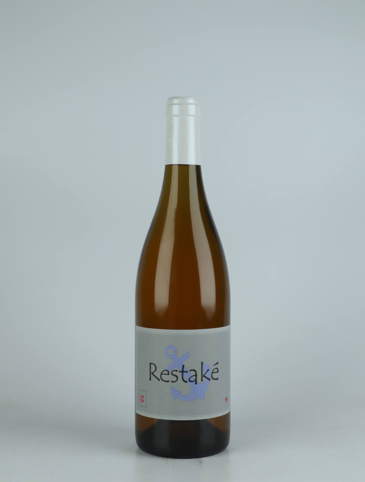 A bottle 2021 Restaké Hvidvin from Domaine Yoyo, Roussillon in Frankrig