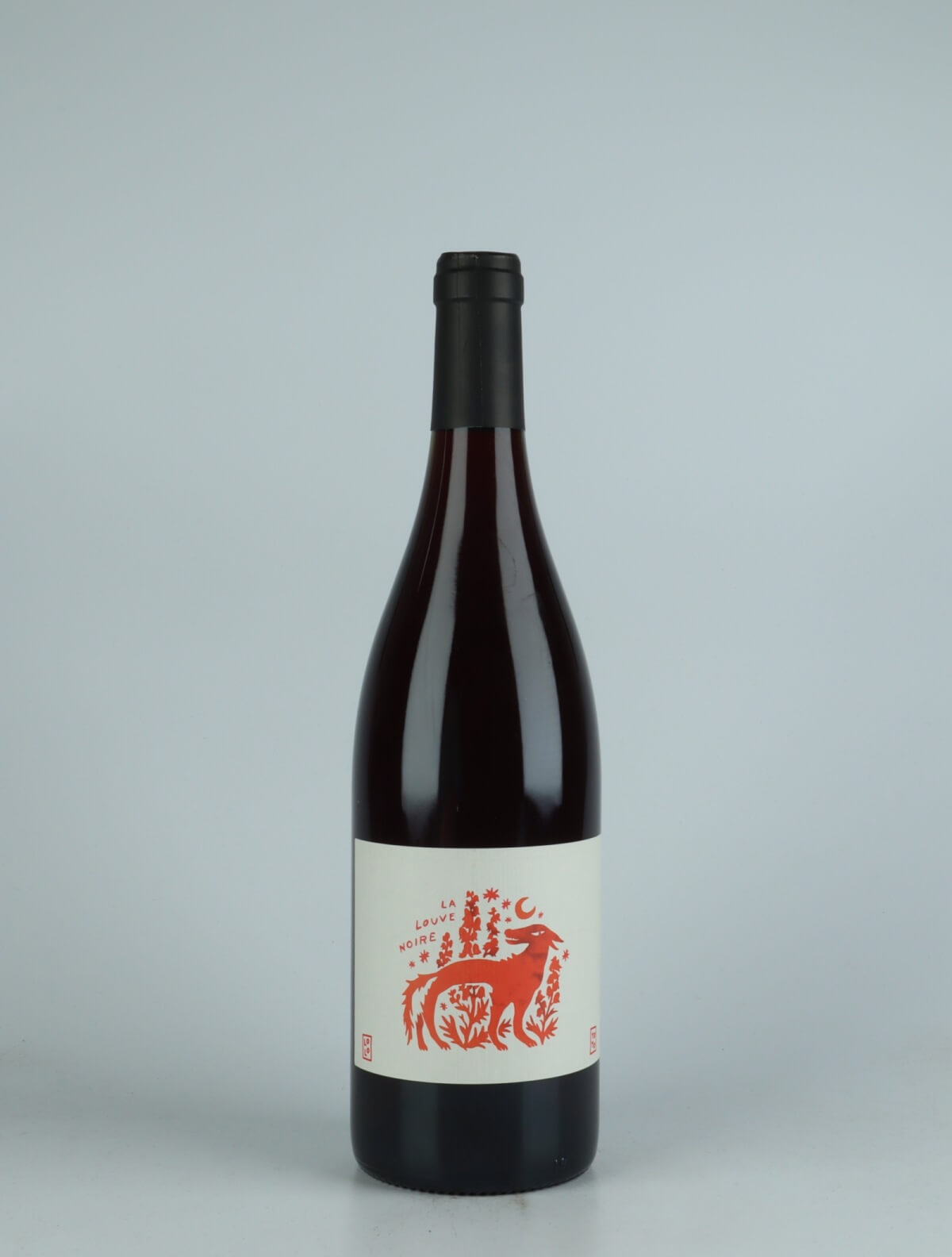 A bottle 2021 La Louve Noire Rødvin from Domaine Yoyo, Roussillon in Frankrig
