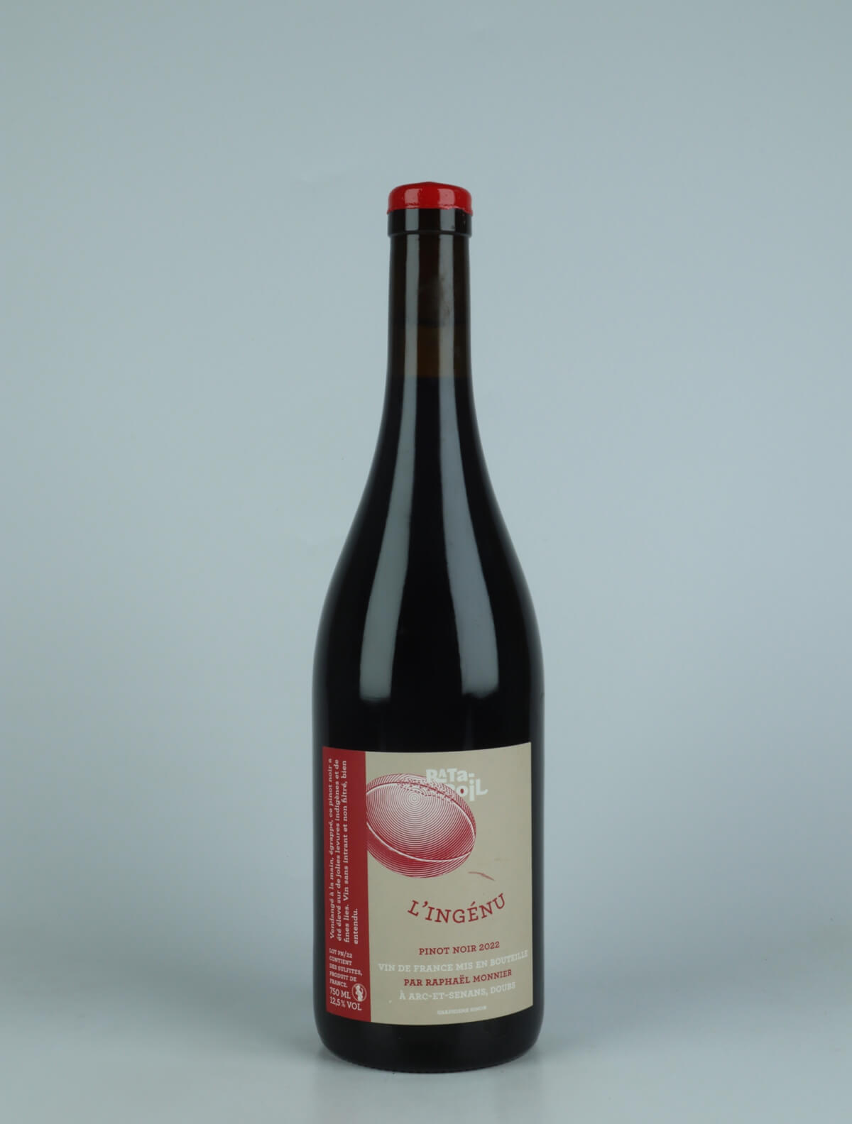 A bottle 2022 L'Ingénu - Pinot Noir Amphore Rødvin from Domaine Ratapoil, Jura in Frankrig