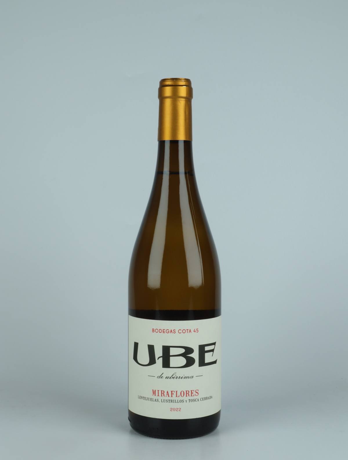 A bottle 2022 UBE Miraflores Hvidvin from Bodegas Cota 45, Andalusien in Spanien