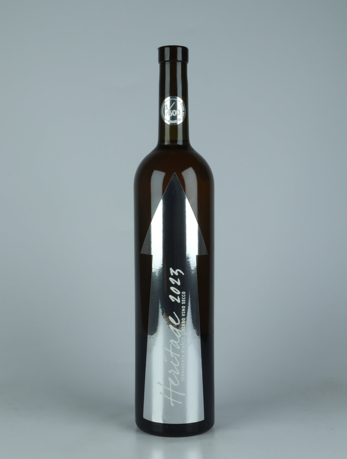 A bottle 2023 Heritage Orange vin from Gabrio Bini, Sicilien in Italien