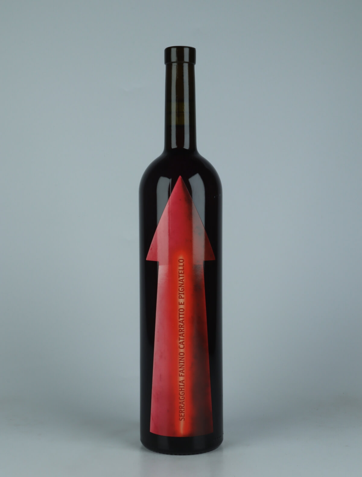 A bottle 2023 Serragghia Fanino Rødvin from Gabrio Bini, Sicilien in Italien